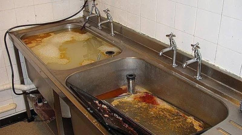Nước thoát chậm là dấu hiệu phổ biến khi cống bị tắc nghẽn