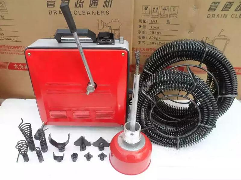 Thông cống nghẹt bằng máy lò xo chuyên dụng