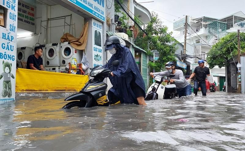Tác động của triều cường và biến đổi khí hậu khiến tình trạng ngập úng kéo dài